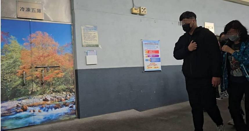 林女男友聽聞女友噩耗連忙到殯儀館協助處理後事，一度因過度悲慟而難以站立。（圖／謝仁烜攝）