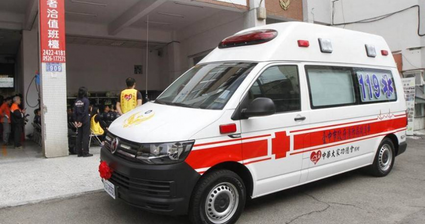 台中娃娃車行經路口欲轉彎時，不慎與2輛機車發生碰撞，造成2名騎士摔傷就醫。（示意圖／報系資料照）