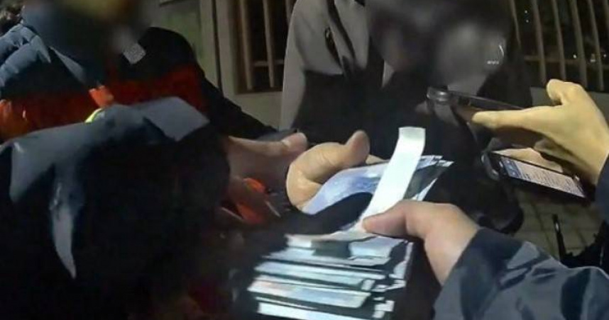 高雄1名男子騎車行駛途中，口袋破洞導致8萬元現金全飛出，經3名熱心民眾拾起僅損失1張千鈔。（圖／翻攝畫面）