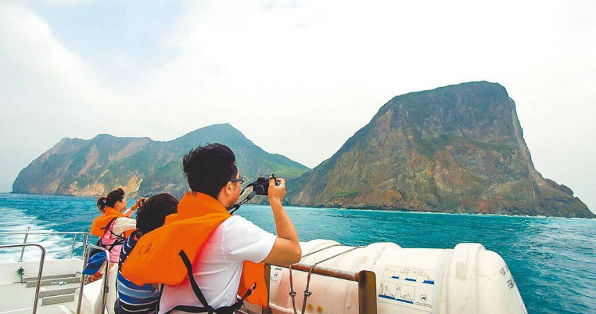 宜蘭縣政府已有7年未曾在龜山島舉辦成年禮，往年在龜山島舉辦時，除了讓學生登島外，也會搭乘賞鯨船了解龜山島生態。（圖／報系資料照）