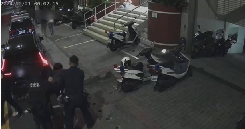 通緝女遭逮竟衝上機車脫逃，警即刻攔截逮人。（圖／翻攝畫面）