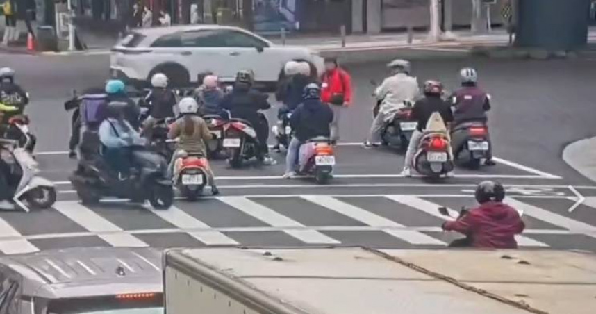 楊男停等紅燈準備待轉時，突遭1名朱男襲擊，經警方調查後發現朱男竟為傷害罪通緝犯。（圖／翻攝畫面）