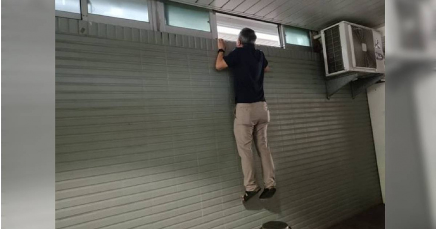 台鐵員林車站發生竊盜案，鍾男趁無人值班時，竟從女廁氣窗攀爬進入站內超商行竊。（圖／翻攝畫面）