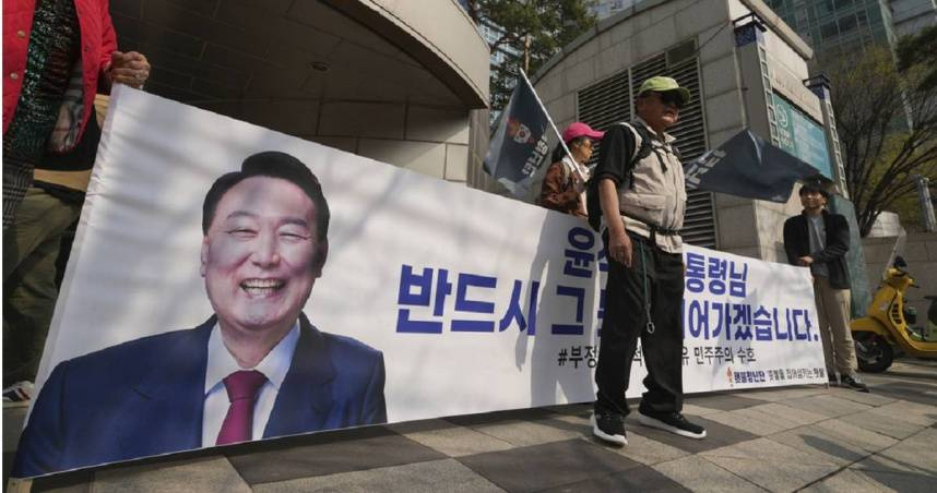 南韓前總統尹錫悅因涉嫌「叛亂罪」遭彈劾下台。（圖／達志／美聯社）