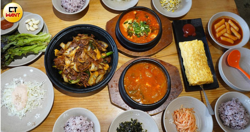需2人以上點選的述古堂「炒豬肉定食」(12,000韓元/人)份量不少,圖中還包含另點的「嫩豆腐鍋」(9,000韓元)、「煎蛋捲」。(7,000韓元,圖/魏妤靜攝)