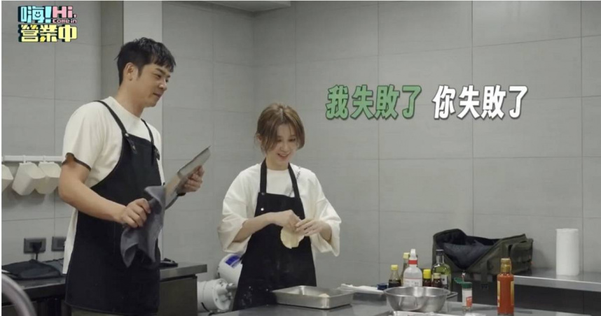 姚元浩（左）、白安為開店試營運試菜，兩人懊惱無法做出好的餐點。（圖／好看娛樂提供）