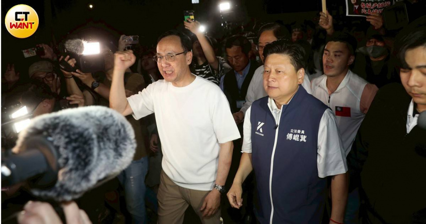 朱立倫強調司法要正義，號召群眾上街頭抗獨裁，表達對捲入造假連署的遭收押黨工的聲援。（圖／劉耿豪攝）