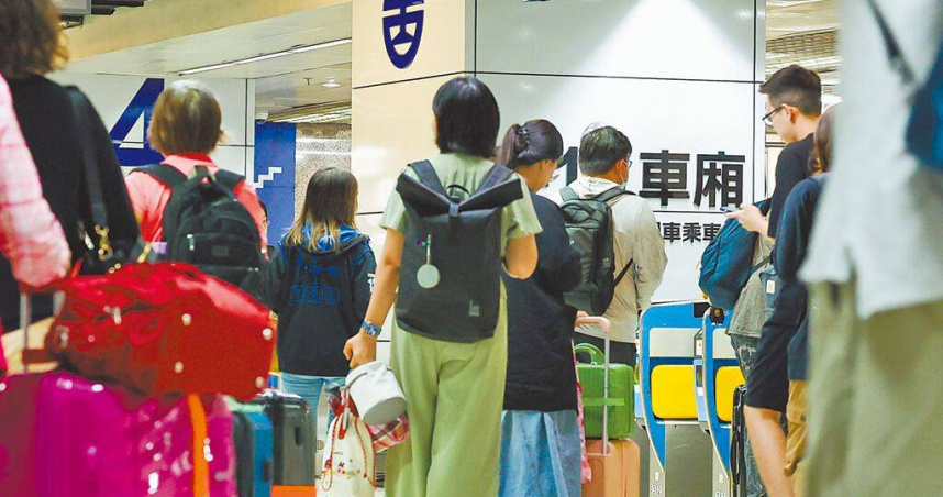 凍漲30年的台鐵票價將於今年6月23日調漲，票價平均調漲26.8％，台鐵公司23日在官網公布新版票價表格，新票價將於6月23日上路，圖為民眾在台北車站準備進入台鐵月台搭車。（圖／中國時報陳俊吉攝）