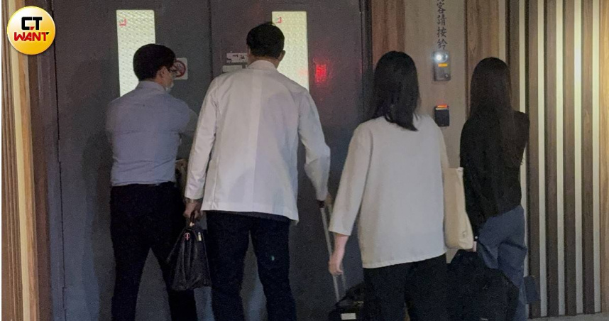 犯嫌槍殺畫師前妻後自戕，檢察官與法醫抵亞東醫院相驗。（圖／沈建邦攝）