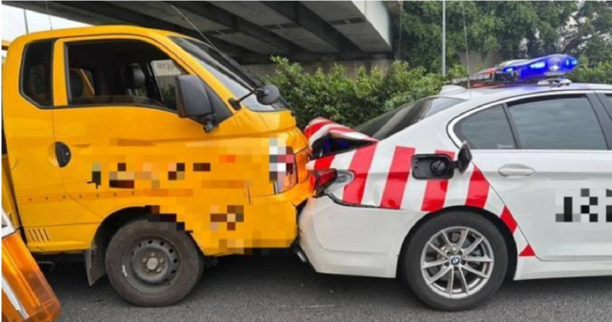 國一台中段發生翻車意外，警消趕抵後遭後方追撞。（圖/翻攝畫面）