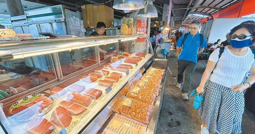 屏東黑鮪魚季3日開跑，而搶先登場的「黑鮪魚專賣區」早已買氣強強滾。（圖／中國時報謝佳潾攝）