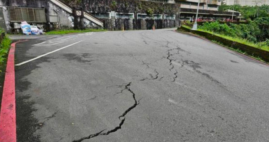 新北市汐止區伯爵街莫名傾斜，警方急封路事發原因待查。（圖/翻攝畫面）