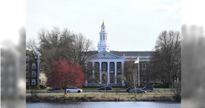 哈佛大學遭川普政府取消近30億美元的聯邦資金補助款，校長對此表示，自願減薪25%。圖為哈佛大學。（圖／達志／美聯社）