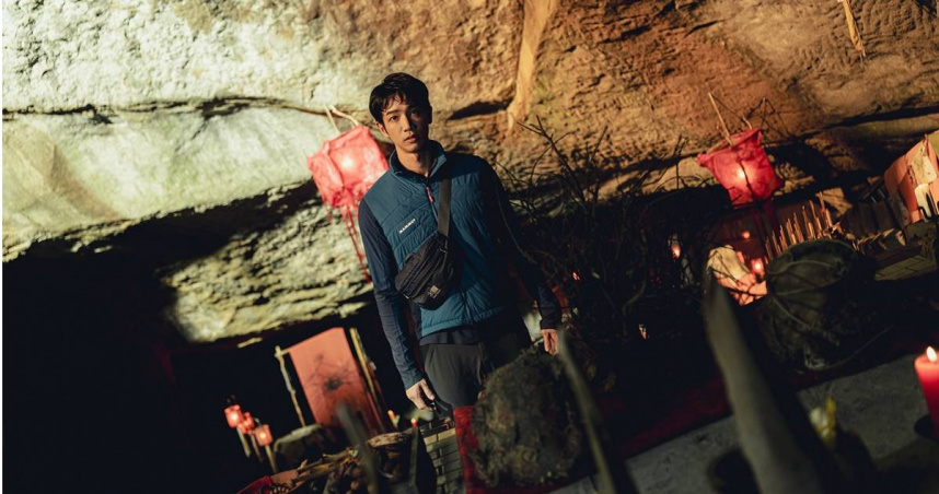 《山忌 黃衣小飛俠》劉以豪一踏入地下洞窟，現場莫名壓力襲來。（圖／威視提供）