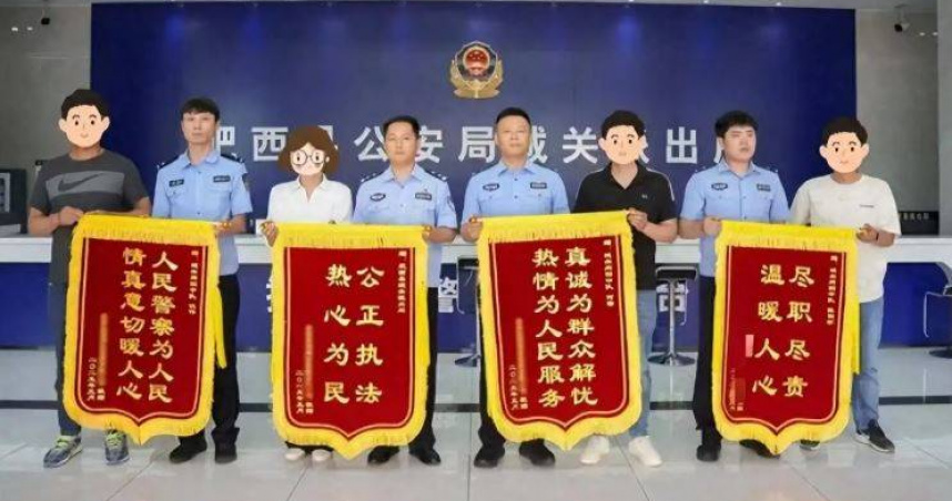 范女事後專程來到派出所，為民警送上錦旗表示感謝。（圖／翻攝自大皖新聞）