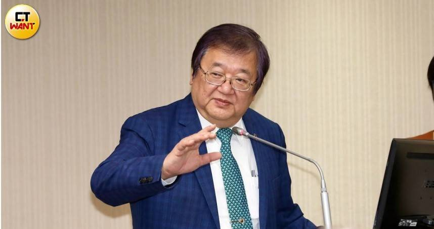 新冠疫情升溫，快篩需求飆高，民眾搶購家用快篩。邱泰源表示生產與配送已加速，未來供應將高於預估需求。（圖／方萬民攝）