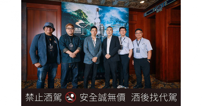 金酒公司－黃海山副總經理和2025金酒盃全國調酒大賽 職業組評審團（圖／金門酒廠提供）。