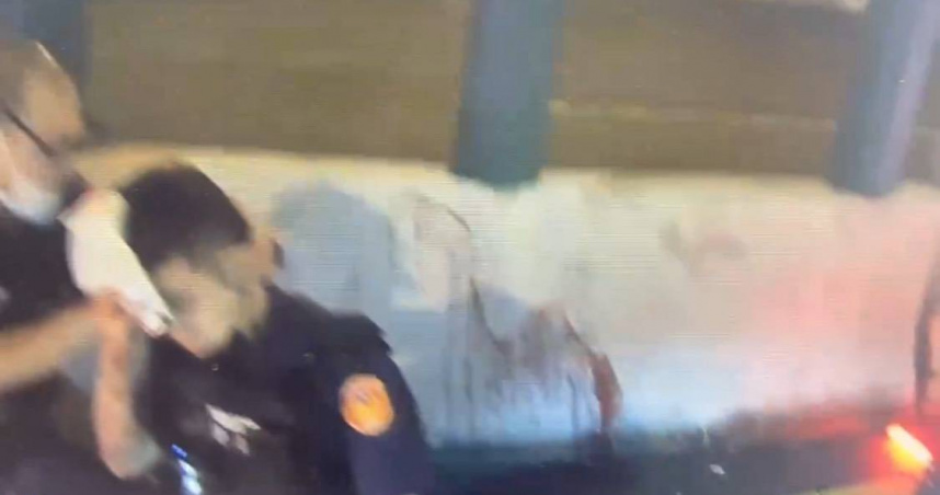 5日凌晨蔡男疑似為躲避追緝，竟駕車逃逸，不幸導致2名員警受傷，蔡男更是遭擊斃。（圖／翻攝畫面）