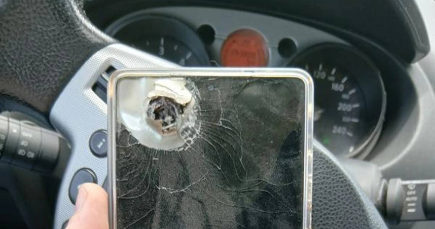 被彈片擊穿螢幕的手機。（圖／翻攝自三星烏克蘭討論區）