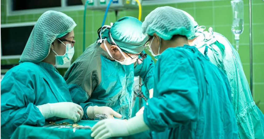 知名移植外科醫師鍾孟軒在節目上分享一起憾事，一名捐贈者捐贈器官，但隔了2、3年後受贈者卻全數罹患乳癌，連男性也不例外。（示意圖／Pixabay）