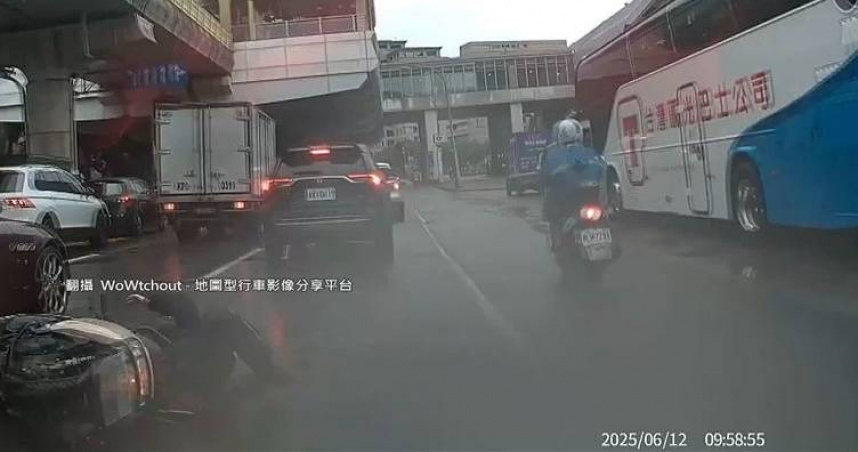 雨天打滑撞瑪莎拉蒂。（ 圖／翻攝畫面）