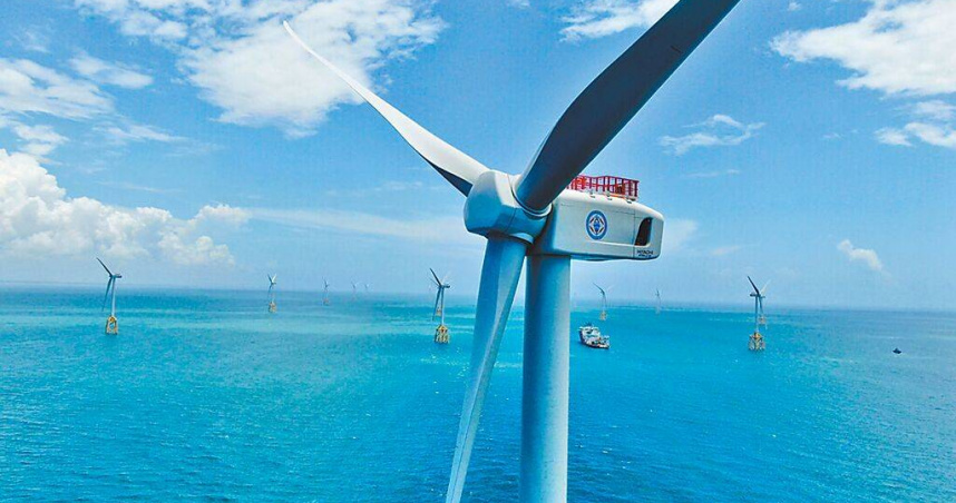 政府給予綠電業供電「過路費」打3折，粗估讓台電少收16億元，由於2030年綠電直轉供電度數上看400億元，恐要大失血。（圖／報系資料照）