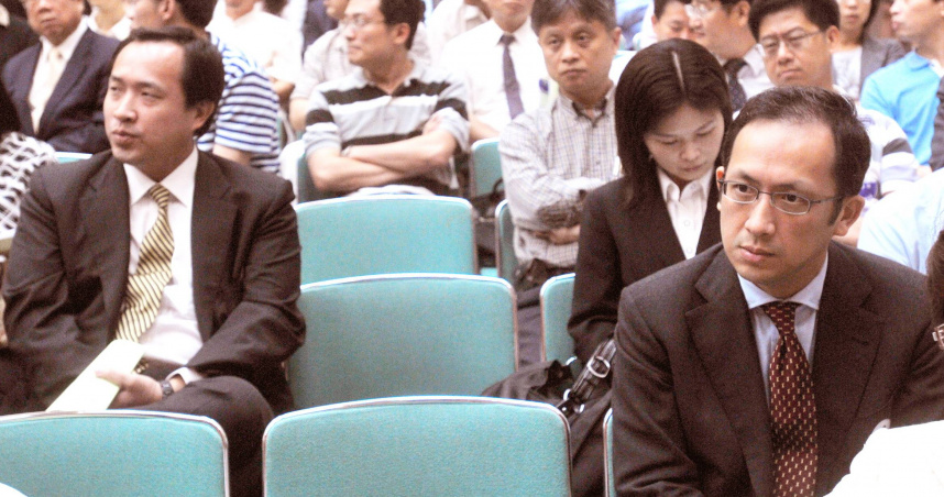 國票金控在2010年6月25日召開股東會討論併購大都會人壽之案，引爆兩派股東歧見，耐斯集團陳冠舟（前右）、陳冠如（後左）兄弟檔在現場關切之狀。（圖／報系資料）