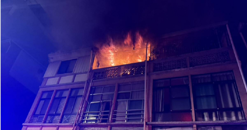 今（20）日晚間8時許，高雄市新興區仁愛二街上一處透天民宅傳出火警消息。（圖／翻攝畫面）