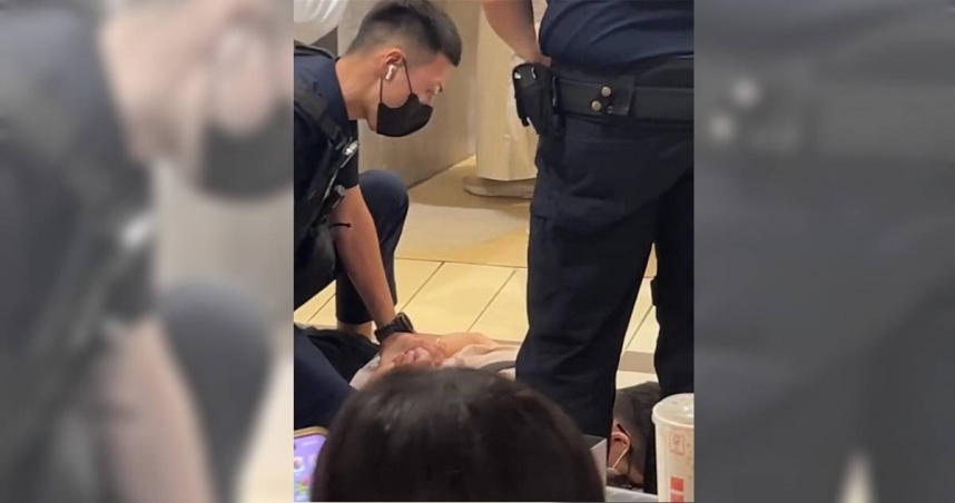 警方指出，21日6時許接獲民眾報案，目擊百貨公司有偷拍行為，轄區員警立即趕到場，依目擊者指認偷拍裙底風光男子為游男，當時游男拒絕警方盤查逃逸，員警現場依法以腕力實施壓制。（圖／民眾提供）