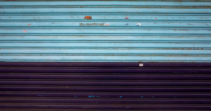 屏東縣陳姓男子因開變形的車庫鐵捲門發出聲響，而頻遭黃姓女鄰居檢舉妨害安寧近百件，最後挨罰2000元，陳男怒向法院提起聲明異議。（示意圖／pexels）