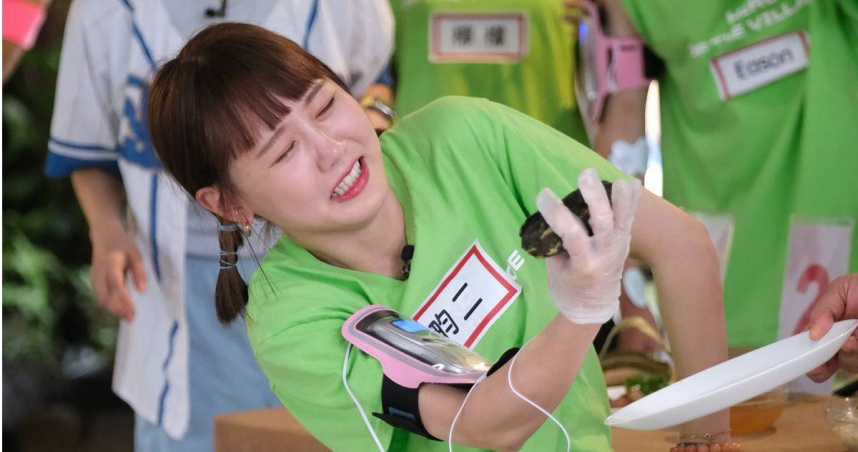 啦啦隊女神畇二在「手臂通電餵食遊戲」中，被電到五官扭曲。（圖／東森綜合台提供）