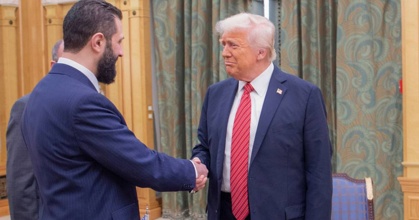 敘利亞臨時總統沙拉阿（Ahmad al-Sharaa）與美國總統川普（Donald Trump）。（圖／達志／美聯社）