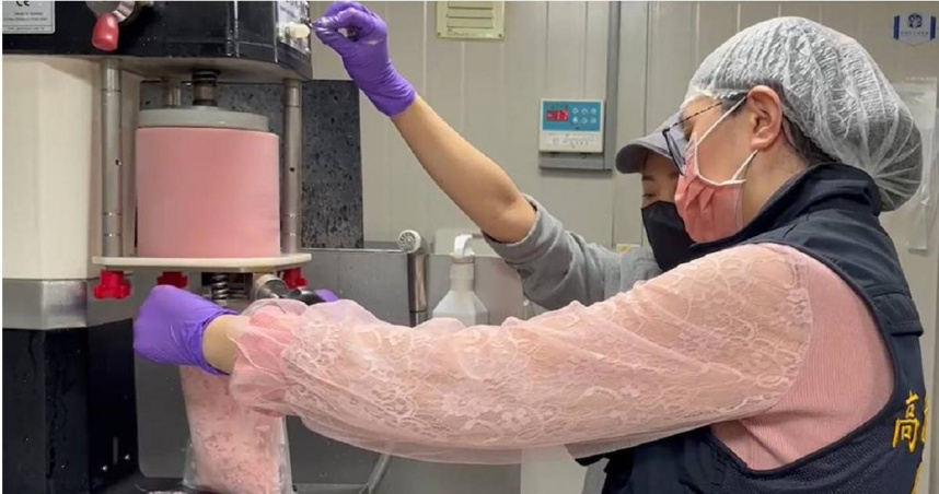 為維護食用安全衛生，高市衛生局針對轄內手搖飲店、冰果店、咖啡店及餐廳等現場調製飲冰品場所，抽驗冰品、飲品、配料、咖啡及玫瑰花等共131件。（圖／衛生局提供）