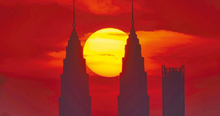 圖為馬來西亞吉隆坡雙子星日落，美不勝收。（圖／美聯社）