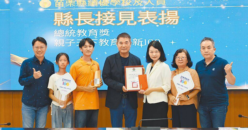 苗栗縣建臺中學錯報學生大學分科測驗科目，苗栗縣長鍾東錦（中）10日上午在頒發總統教育獎獎助金時，痛陳校方出錯是很荒唐、很離譜的事。（圖／中國時報謝明俊攝）