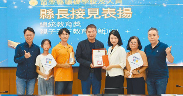 苗栗縣建臺中學錯報學生大學分科測驗科目,苗栗縣長鍾東錦(中)10日上午在頒發總統教育獎獎助金時,痛陳校方出錯是很荒唐、很離譜的事。(圖/中國時報謝明俊攝)