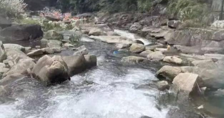 該名網友在江蘇省杭州市桐廬雅魯漂流景區遊玩時,手機不慎落水。(圖/翻攝自微博)