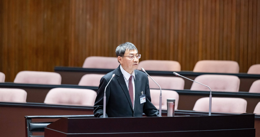 葛如鈞今天質詢大法官候選人陳慈陽，質疑陳迴避關鍵議題，直指陳在面對昔日學術立場與未來大法官職責間相互矛盾，甚至數度語塞疑似身分錯亂，企圖推諉卸責，令人憂心他是否具備捍衛憲法的正直與能力。圖為陳慈陽（圖／葛如鈞辦公室提供）