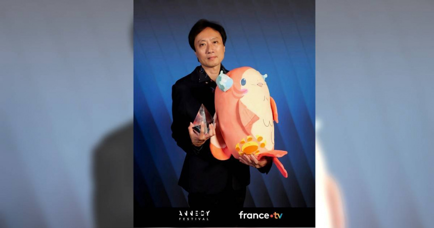 《ChaO，我代表人類跟人魚結婚了》榮獲2025安錫國際動畫影展榮獲評審團大獎，導演青木康浩攜片中人魚主角出席頒獎。（圖／CATCHPLAY提供）