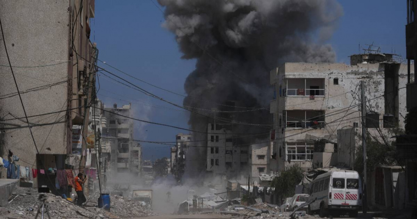 21日以色列空襲加薩城，煙霧瀰漫。 （圖／美聯社／達志）