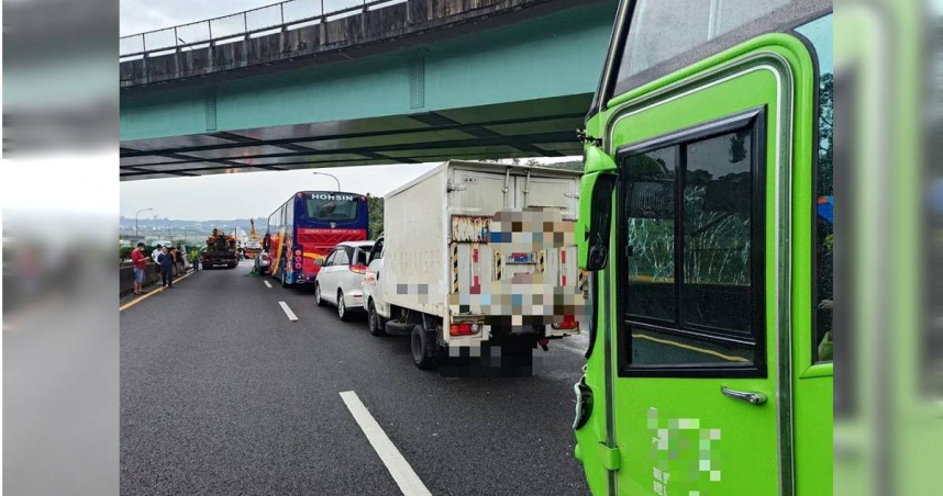 11車連環撞場面驚悚雨中駕駛拉警報。（圖／翻攝畫面）