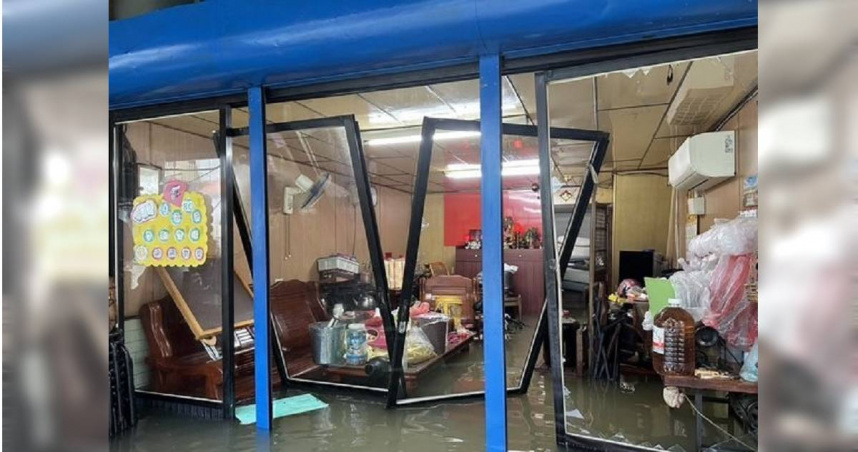 貨車衝積水掀浪如海嘯夫妻血濺早餐店怒控市府。（圖／翻攝畫面）