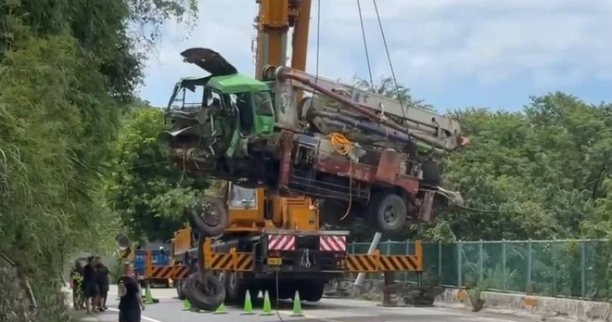 水泥灌漿車自撞山壁衝到對向，撞上廂型車後跌落邊坡，車頭近乎全毀。（圖／翻攝畫面）