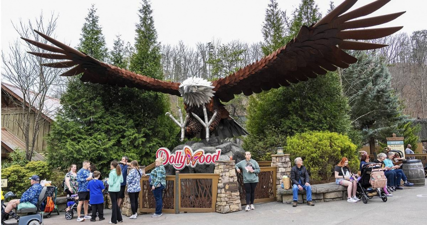 近日，國際旅遊網站「貓途鷹」公布「全美最強遊樂園」排行榜，冠軍由美國傳奇藝人桃莉．芭頓和赫爾辛德家庭娛樂公司共同擁有的美式鄉村主題遊樂園「多莉山主題樂園」奪得。（圖／達志／美聯社）
