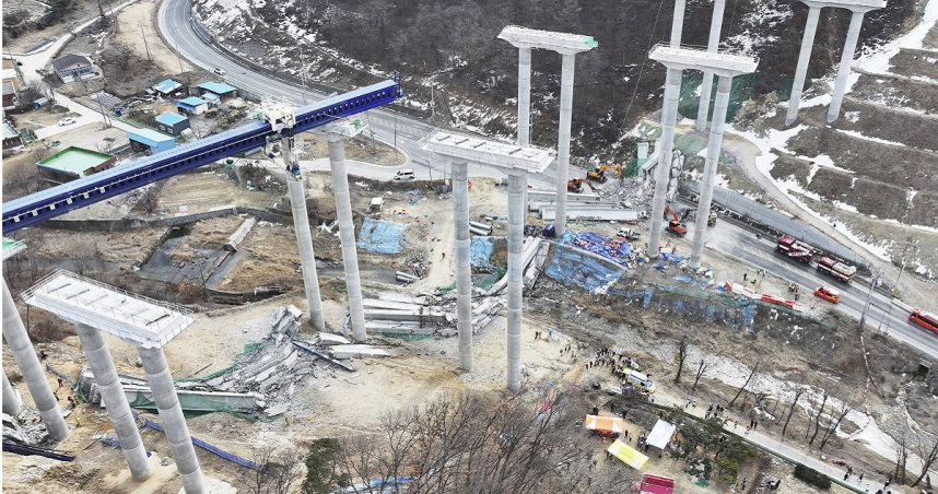 南韓的工安水準一直在世界各國中有著不良的形象，重大工安事故層出不窮。圖為今年2月南韓首爾的「世宗高速公路」橋梁工程倒塌事故，造成10名工人遭活埋，最終4死6傷。（示意圖／達志／美聯社）