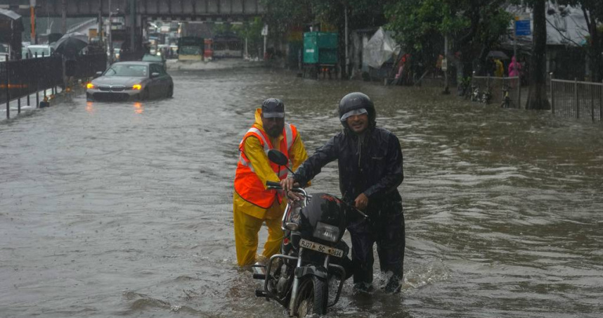 印度孟買19日因為暴雨而產生嚴重積水。（圖／達志／美聯社）