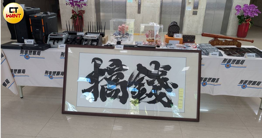 刑事局偵九大隊鎖定天道盟成員聯手四海幫成員，於柬埔寨遠端遙控行詐。（圖／林冠吟攝）