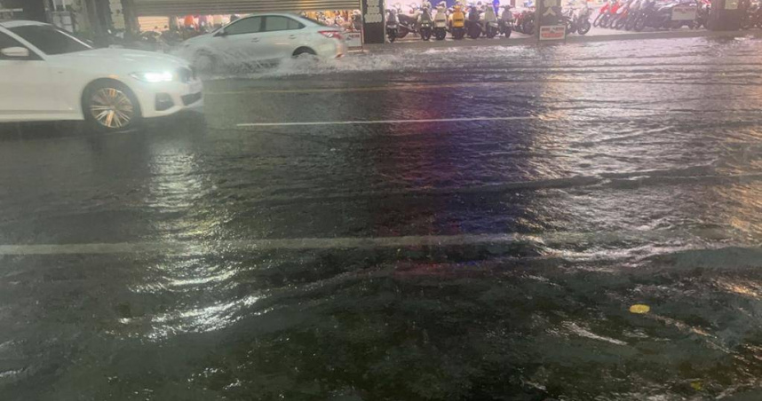 高市議員李雅靜也在臉書PO出多張積淹水照片，提醒民眾「鳳山區文衡路、建國路路面積水，正值下班時間，請大家務必注意安全」。（圖／摘自李雅靜臉書）