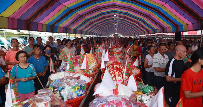 民眾會在農曆7月15日中元普渡。（示意圖／南投縣府提供）