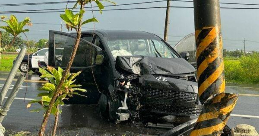 台南轎車突失控猛撞電桿。（圖 ／翻攝畫面）